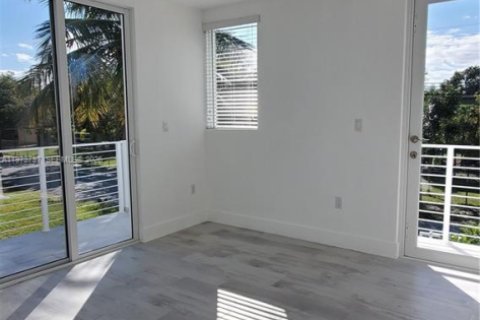 House in Miami, Florida 5 bedrooms, 219.25 sq.m. № 2042935 - photo 11