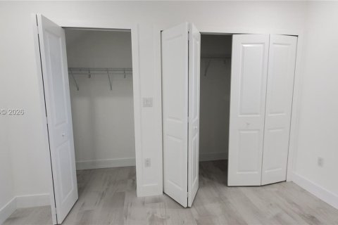 House in Miami, Florida 5 bedrooms, 219.25 sq.m. № 2042935 - photo 7