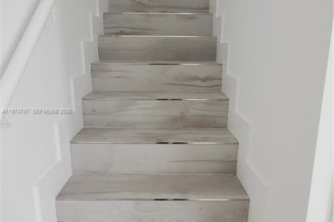 House in Miami, Florida 5 bedrooms, 219.25 sq.m. № 2042935 - photo 8