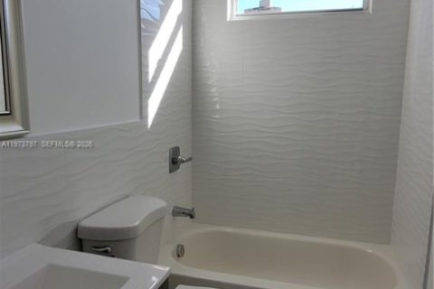 House in Miami, Florida 5 bedrooms, 219.25 sq.m. № 2042935 - photo 13