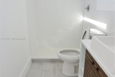 House in Miami, Florida 5 bedrooms, 219.25 sq.m. № 2042935 - photo 10