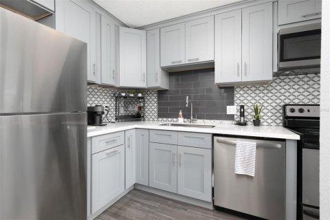 Condo in Saint Petersburg, Florida, 1 bedroom  № 2225422 - photo 9