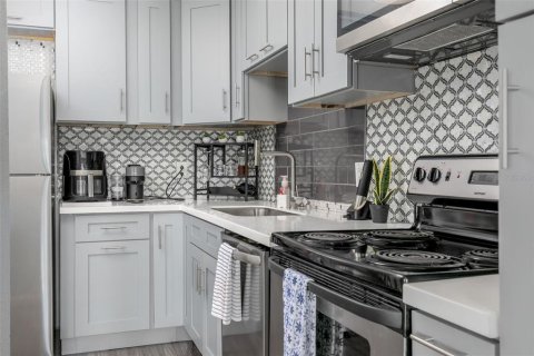 Condo in Saint Petersburg, Florida, 1 bedroom  № 2225422 - photo 11