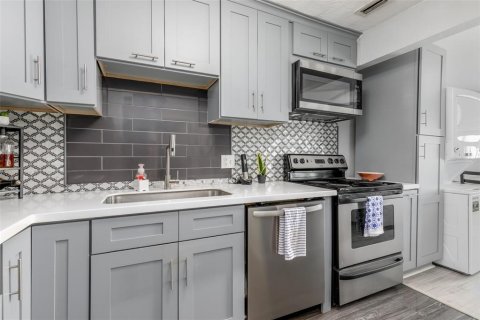 Condo in Saint Petersburg, Florida, 1 bedroom  № 2225422 - photo 10