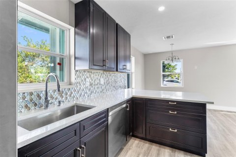 Villa ou maison à louer à Fort Lauderdale, Floride: 4 chambres, 113.53 m2 № 2261690 - photo 4