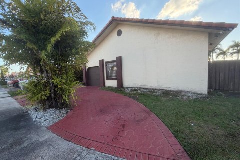 Villa ou maison à vendre à Miami, Floride: 3 chambres, 165.55 m2 № 2049018 - photo 4