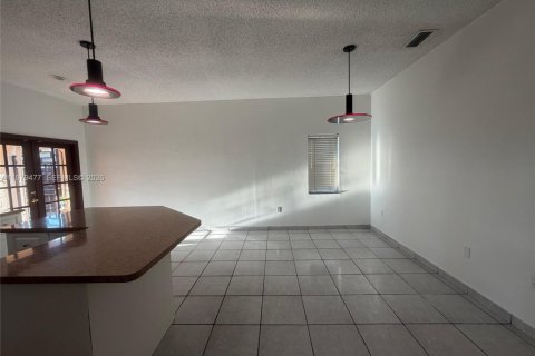 Villa ou maison à vendre à Miami, Floride: 3 chambres, 165.55 m2 № 2049018 - photo 12