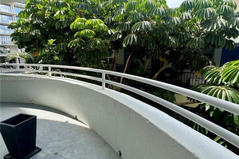 Condo in Surfside, Florida, 1 bedroom  № 1858783 - photo 22