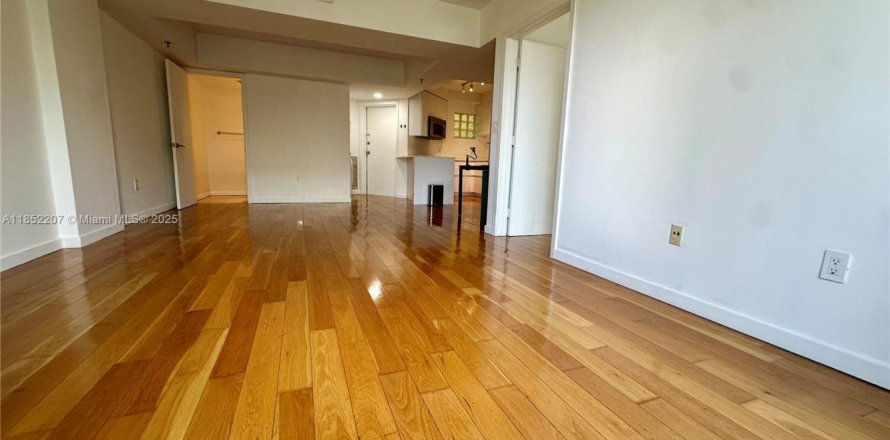 Condo in Surfside, Florida, 1 bedroom  № 1858783
