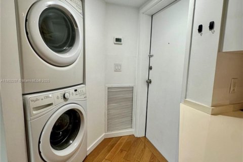 Condo in Surfside, Florida, 1 bedroom  № 1858783 - photo 21