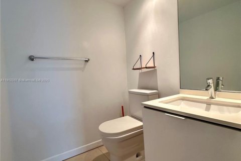 Condo in Surfside, Florida, 1 bedroom  № 1858783 - photo 18