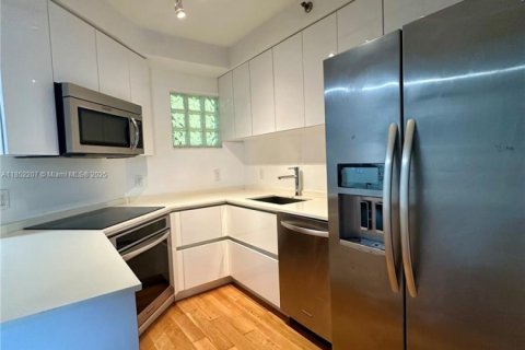 Condo in Surfside, Florida, 1 bedroom  № 1858783 - photo 6