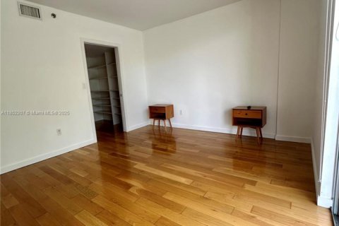 Condo in Surfside, Florida, 1 bedroom  № 1858783 - photo 9