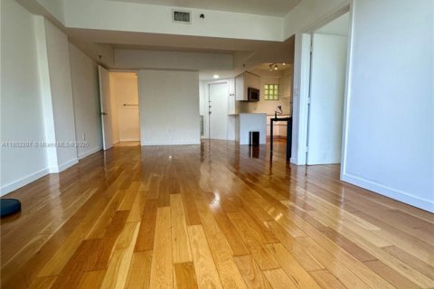 Condo in Surfside, Florida, 1 bedroom  № 1858783 - photo 2