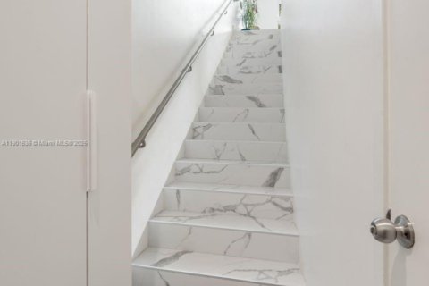 Condo in Miami, Florida, 2 bedrooms  № 1953206 - photo 10