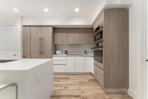 Condo in Miami, Florida, 2 bedrooms  № 1953206 - photo 7