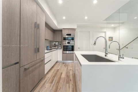 Condo in Miami, Florida, 2 bedrooms  № 1953206 - photo 8