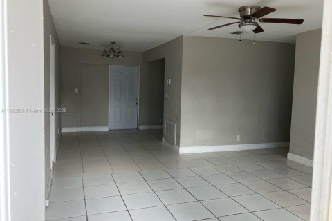 House in Sunrise, Florida 3 bedrooms, 99.03 sq.m. № 1688938 - photo 2