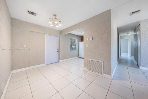 House in Sunrise, Florida 3 bedrooms, 99.03 sq.m. № 1688938 - photo 29