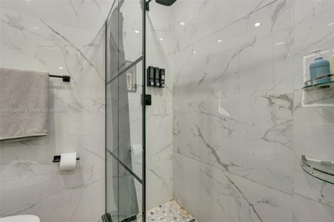 House in North Miami Beach, Florida 6 bedrooms, 367.89 sq.m. № 1479810 - photo 19