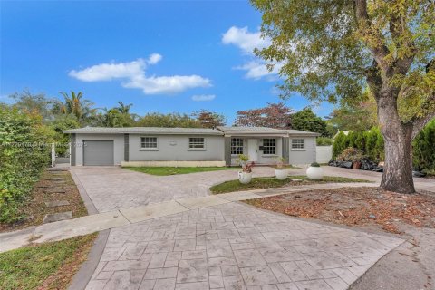 House in North Miami Beach, Florida 6 bedrooms, 367.89 sq.m. № 1479810 - photo 1