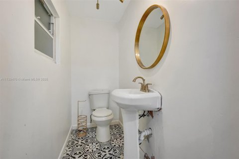 House in North Miami Beach, Florida 6 bedrooms, 367.89 sq.m. № 1479810 - photo 8