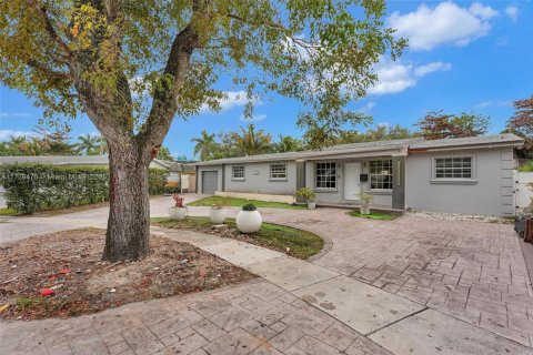 House in North Miami Beach, Florida 6 bedrooms, 367.89 sq.m. № 1479810 - photo 3