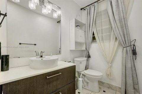 House in North Miami Beach, Florida 6 bedrooms, 367.89 sq.m. № 1479810 - photo 21