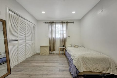House in North Miami Beach, Florida 6 bedrooms, 367.89 sq.m. № 1479810 - photo 13