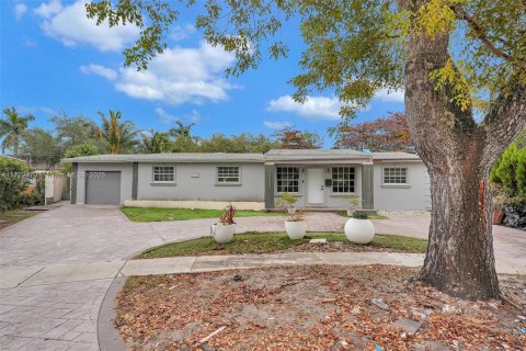 House in North Miami Beach, Florida 6 bedrooms, 367.89 sq.m. № 1479810 - photo 2
