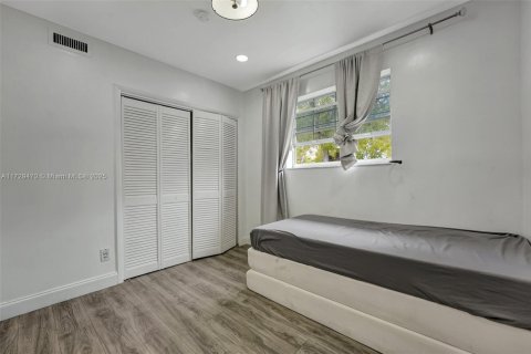 House in North Miami Beach, Florida 6 bedrooms, 367.89 sq.m. № 1479810 - photo 12