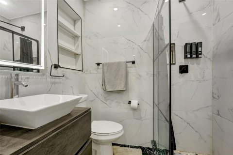 House in North Miami Beach, Florida 6 bedrooms, 367.89 sq.m. № 1479810 - photo 18