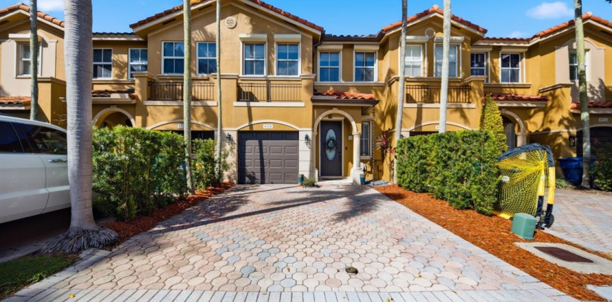 Townhouse in Miami, Florida 2 bedrooms, 139.35 sq.m. № 2428477