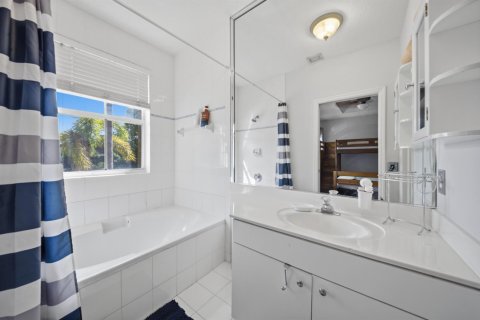 Townhouse in Miami, Florida 2 bedrooms, 139.35 sq.m. № 2428477 - photo 25