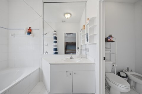 Townhouse in Miami, Florida 2 bedrooms, 139.35 sq.m. № 2428477 - photo 24