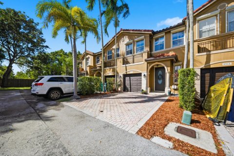 Townhouse in Miami, Florida 2 bedrooms, 139.35 sq.m. № 2428477 - photo 2