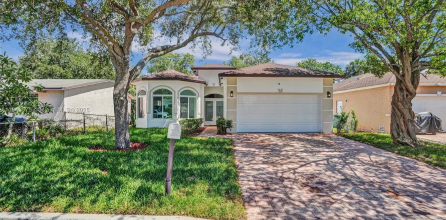 House in Fort Lauderdale, Florida 4 bedrooms, 148.46 sq.m. № 1842454