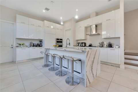 Casa en alquiler en Doral, Florida, 3 dormitorios, 202.71 m2 № 1953267 - foto 3