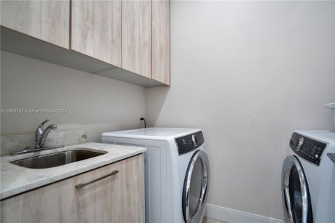 Casa en alquiler en Doral, Florida, 3 dormitorios, 202.71 m2 № 1953267 - foto 22