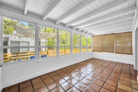 House in Miami, Florida 2 bedrooms, 148.64 sq.m. № 2067562 - photo 13