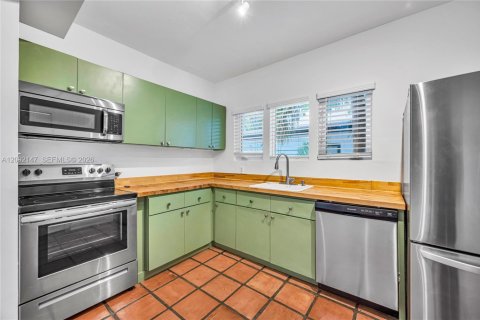 House in Miami, Florida 2 bedrooms, 148.64 sq.m. № 2067562 - photo 9