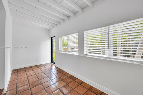 House in Miami, Florida 2 bedrooms, 148.64 sq.m. № 2067562 - photo 25