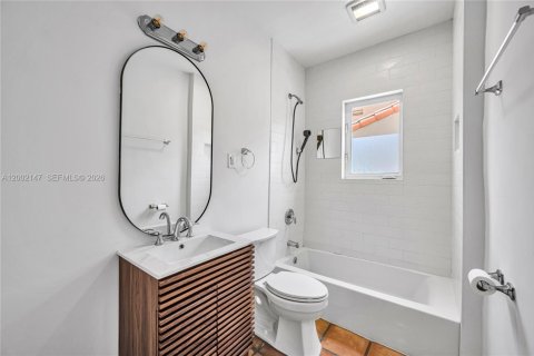 House in Miami, Florida 2 bedrooms, 148.64 sq.m. № 2067562 - photo 22