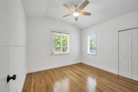 House in Miami, Florida 2 bedrooms, 148.64 sq.m. № 2067562 - photo 23