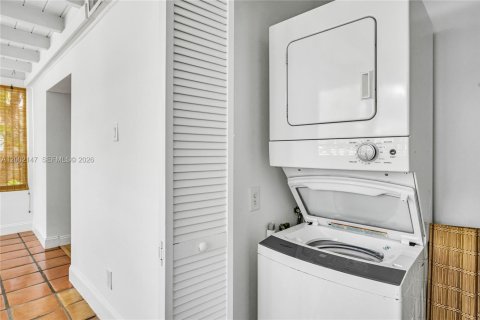 House in Miami, Florida 2 bedrooms, 148.64 sq.m. № 2067562 - photo 17