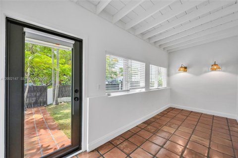 House in Miami, Florida 2 bedrooms, 148.64 sq.m. № 2067562 - photo 2