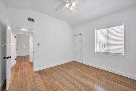 House in Miami, Florida 2 bedrooms, 148.64 sq.m. № 2067562 - photo 21