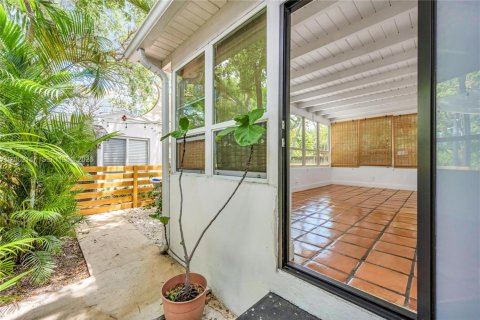 House in Miami, Florida 2 bedrooms, 148.64 sq.m. № 2067562 - photo 26