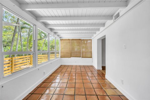 House in Miami, Florida 2 bedrooms, 148.64 sq.m. № 2067562 - photo 15