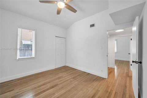 House in Miami, Florida 2 bedrooms, 148.64 sq.m. № 2067562 - photo 24